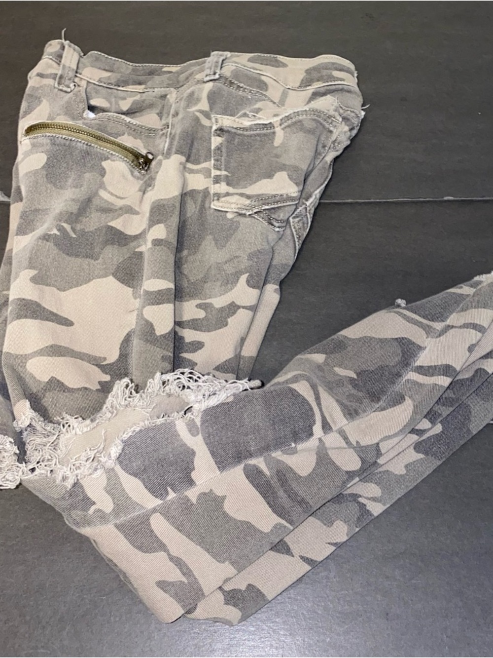 I&M Jeans Size 5 Camo Skinny Jeans in Gray/White with Distressed Hem